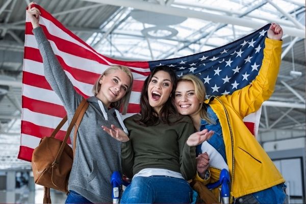 Drei Frauen mit US-Flagge