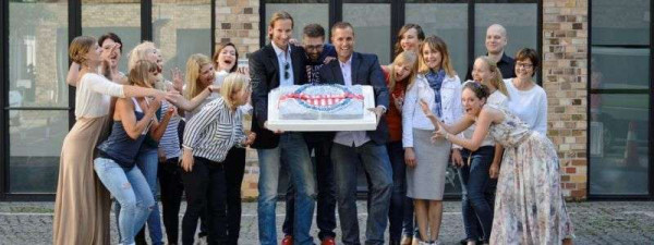 Команда «Американської мрії» зібралася навколо великого торта.